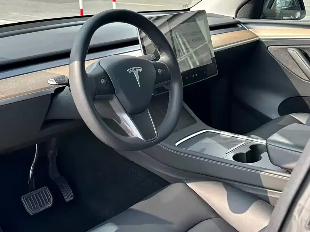 Tesla Model 3 — фото 4