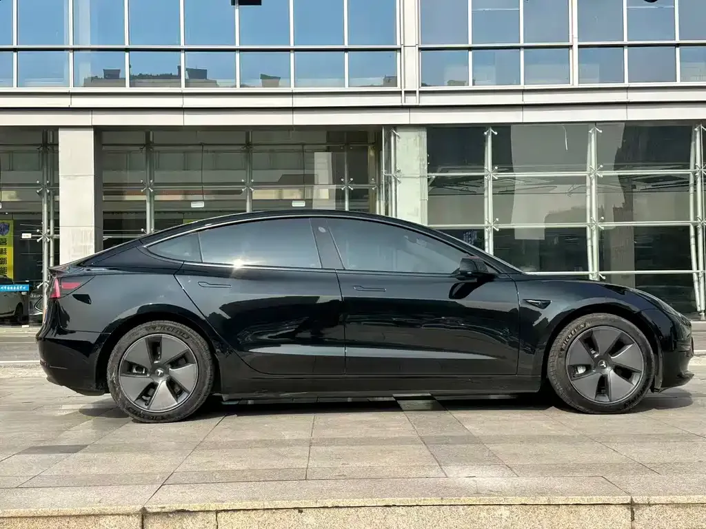 Tesla Model 3 — фото 2