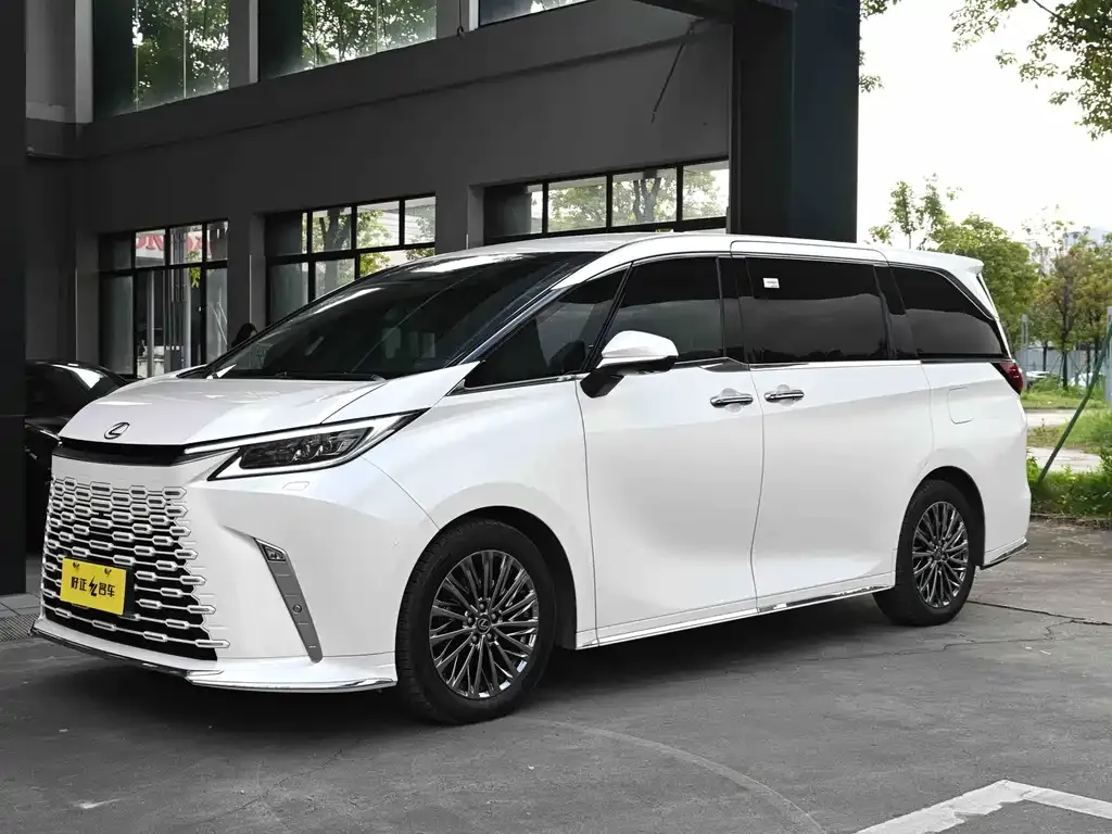 Lexus LM — фото 1