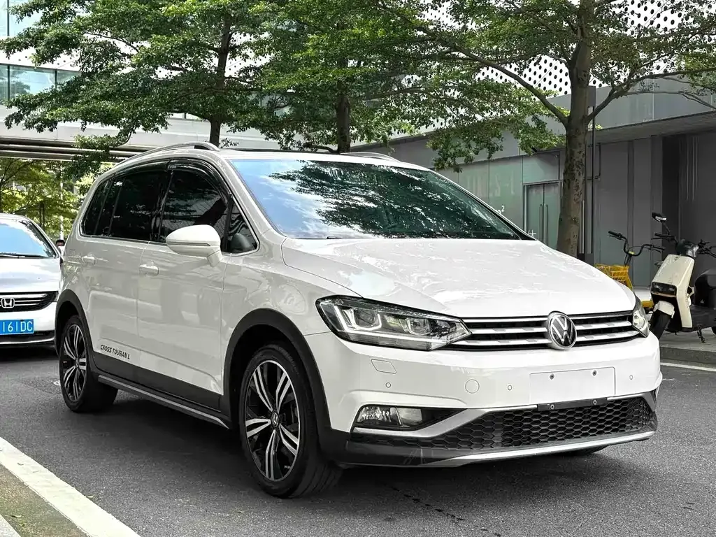 Volkswagen Touran — фото 10