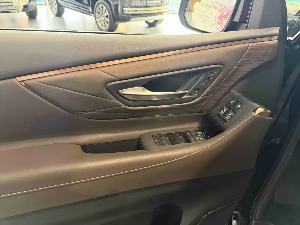 Toyota Vellfire — фото 4