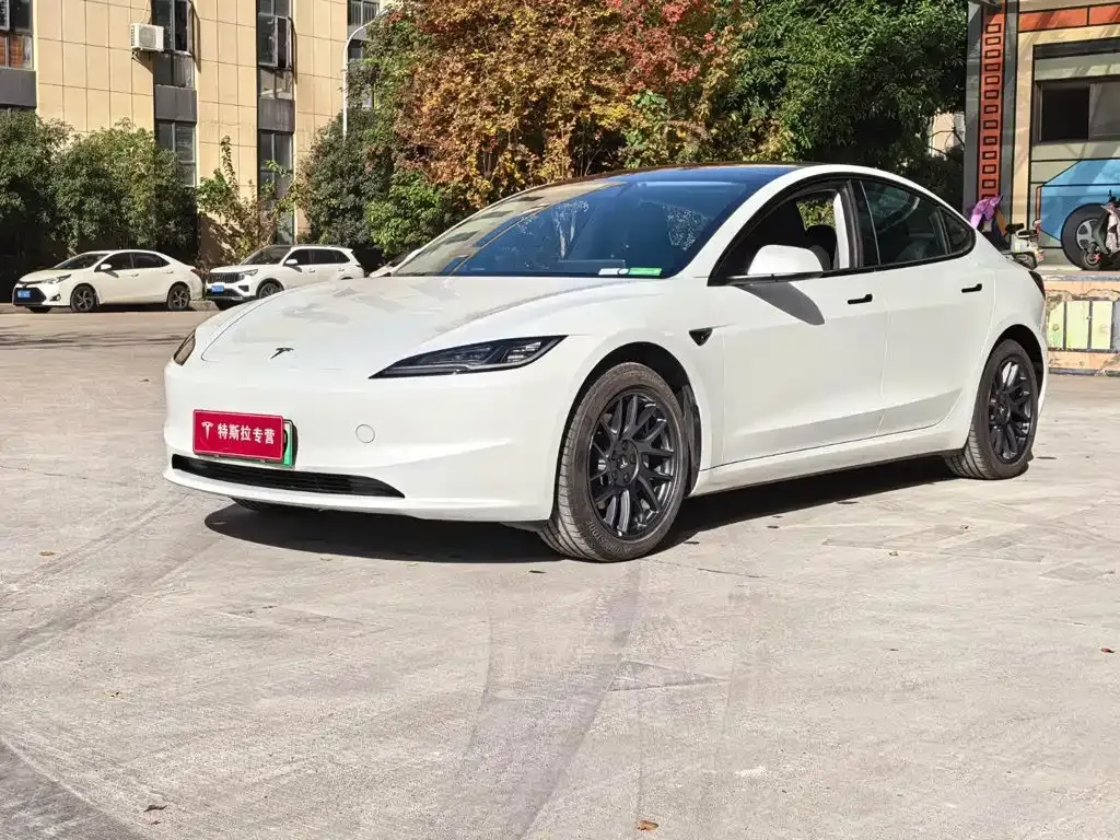 Tesla Model 3 — фото 1