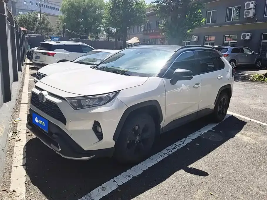 Toyota RAV4 — фото 1
