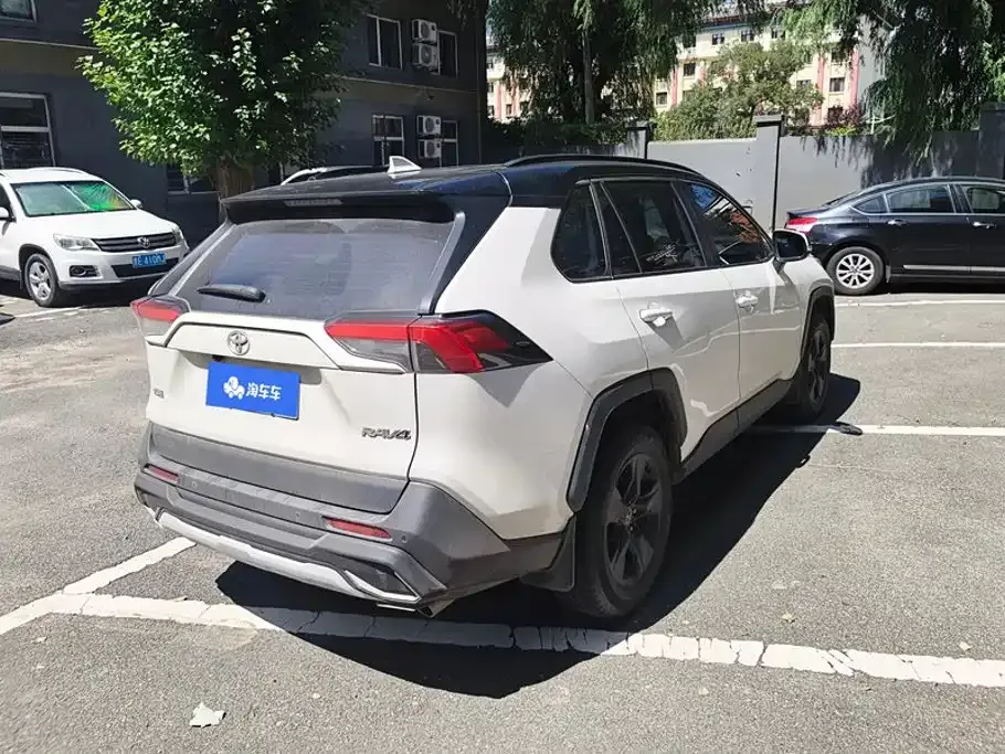 Toyota RAV4 — фото 4
