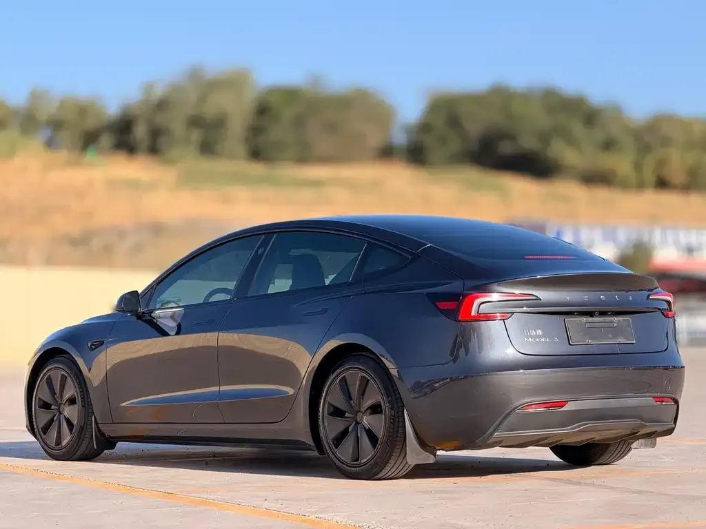 Tesla Model 3 — фото 3