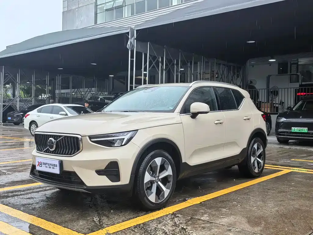 Volvo XC40 — фото 1