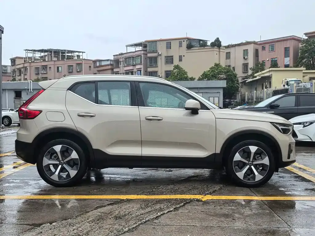 Volvo XC40 — фото 7