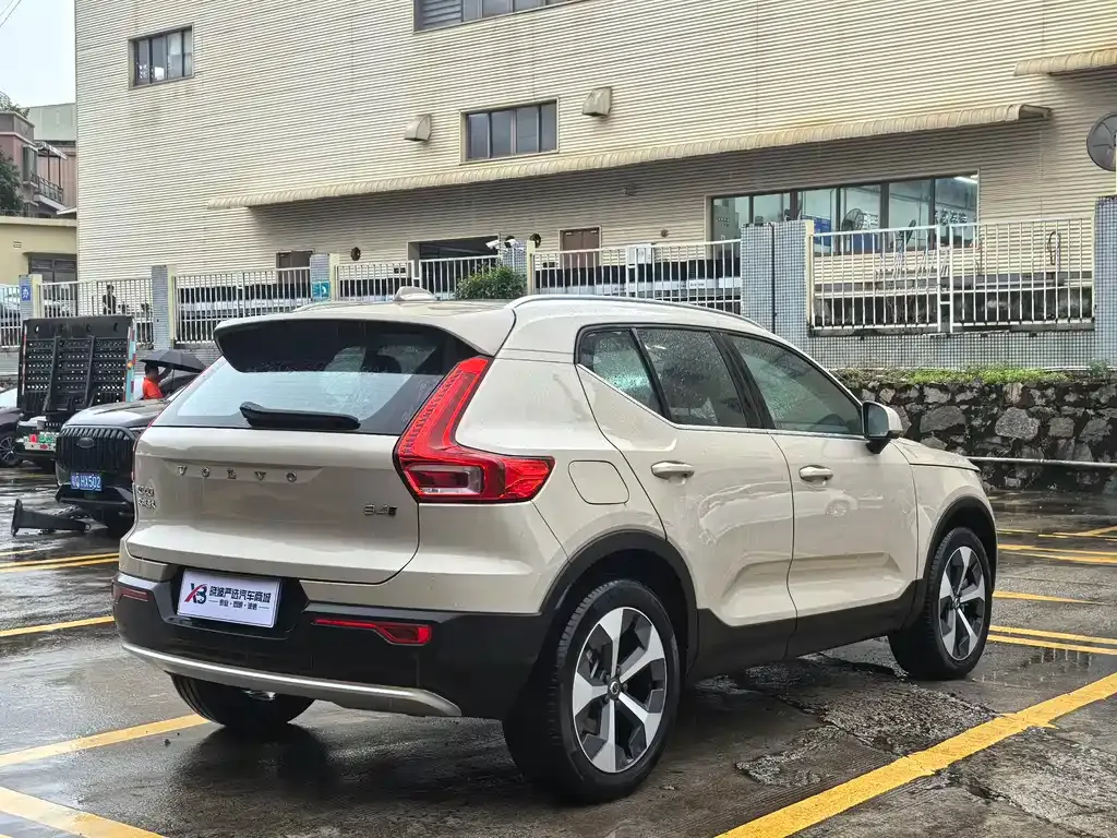 Volvo XC40 — фото 9