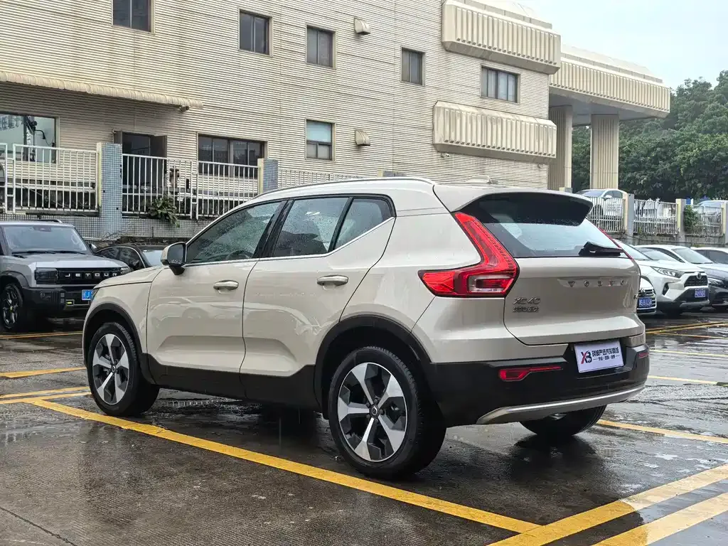 Volvo XC40 — фото 10