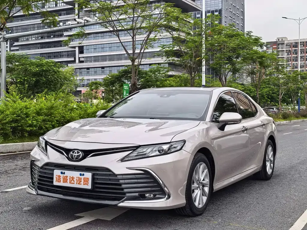 Toyota Camry — фото 1