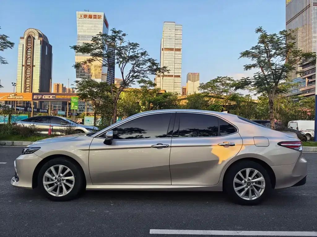 Toyota Camry — фото 9