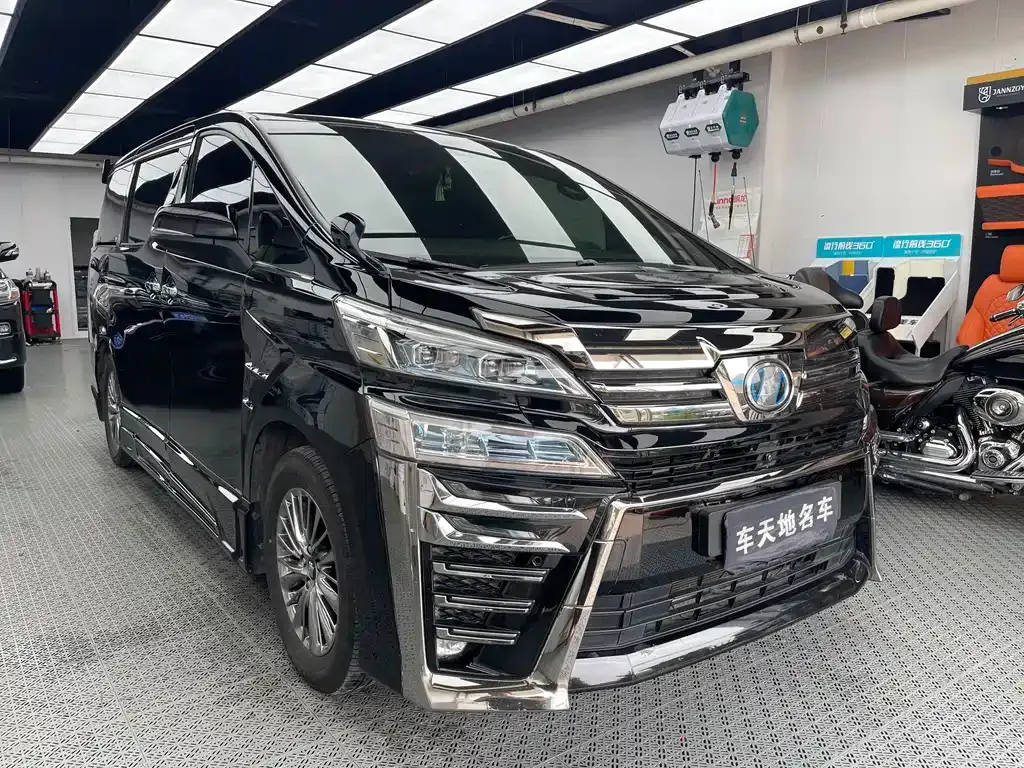 Toyota Vellfire — фото 1