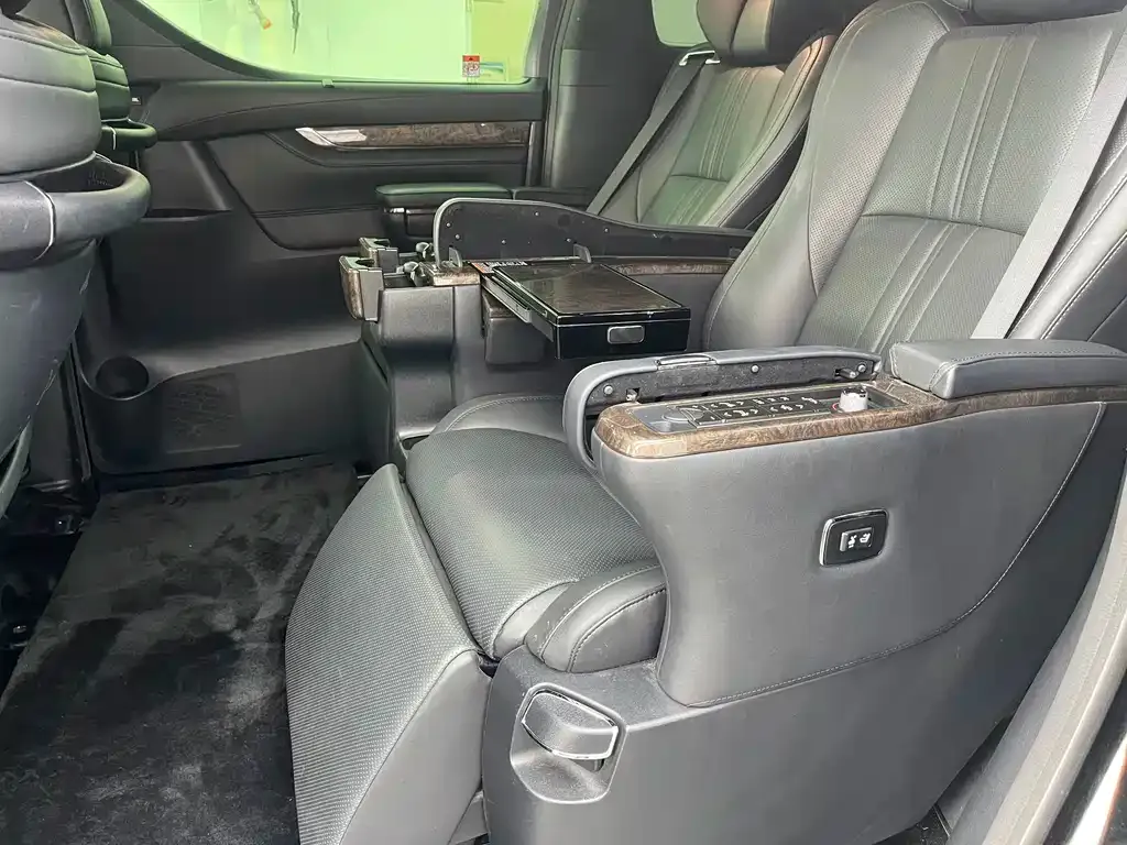 Toyota Vellfire — фото 4