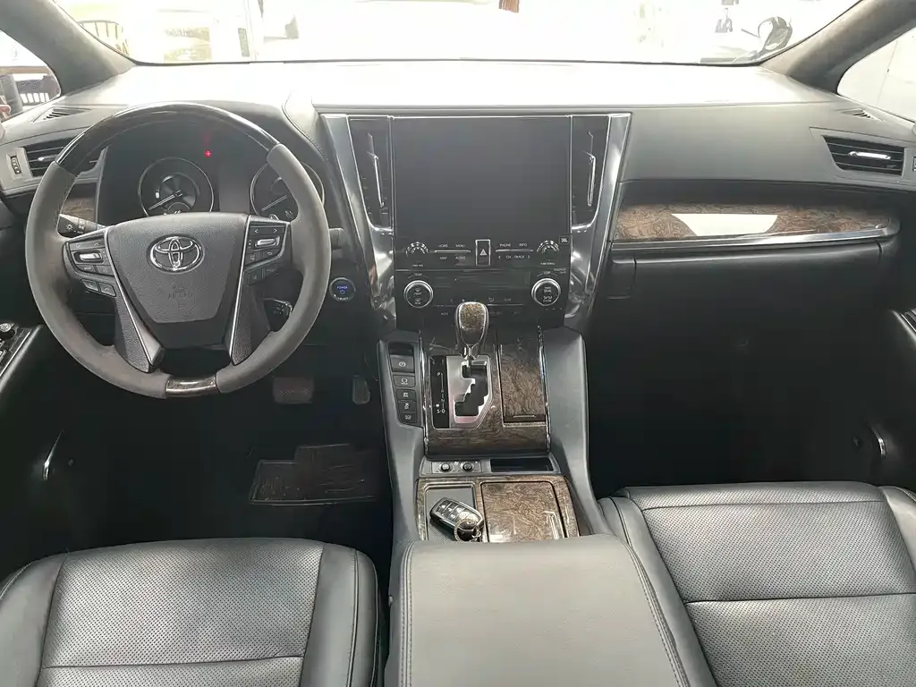 Toyota Vellfire — фото 2