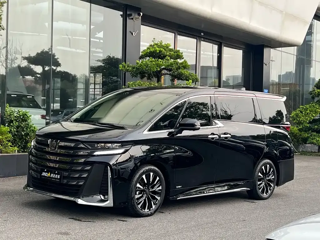 Toyota Vellfire — фото 1
