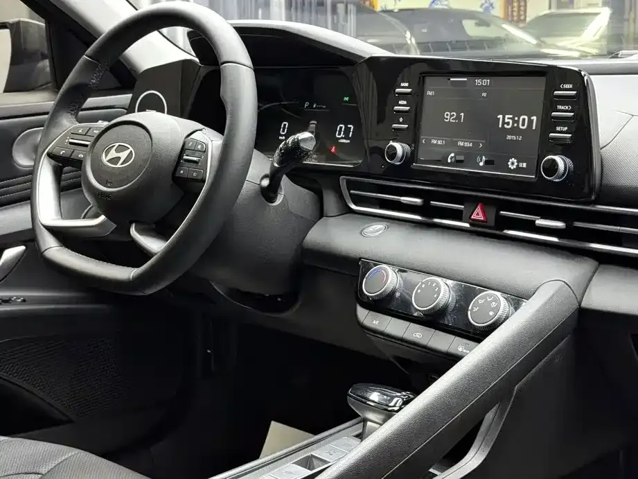 Hyundai Elantra — фото 10