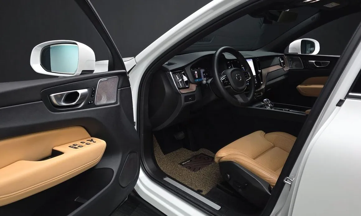 Volvo XC60 — фото 5