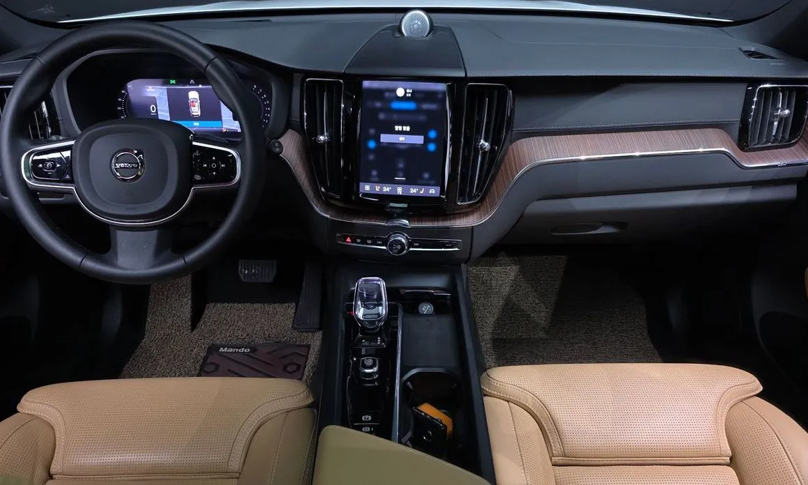 Volvo XC60 — фото 10
