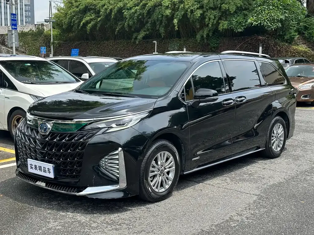 Toyota Sienna — фото 1