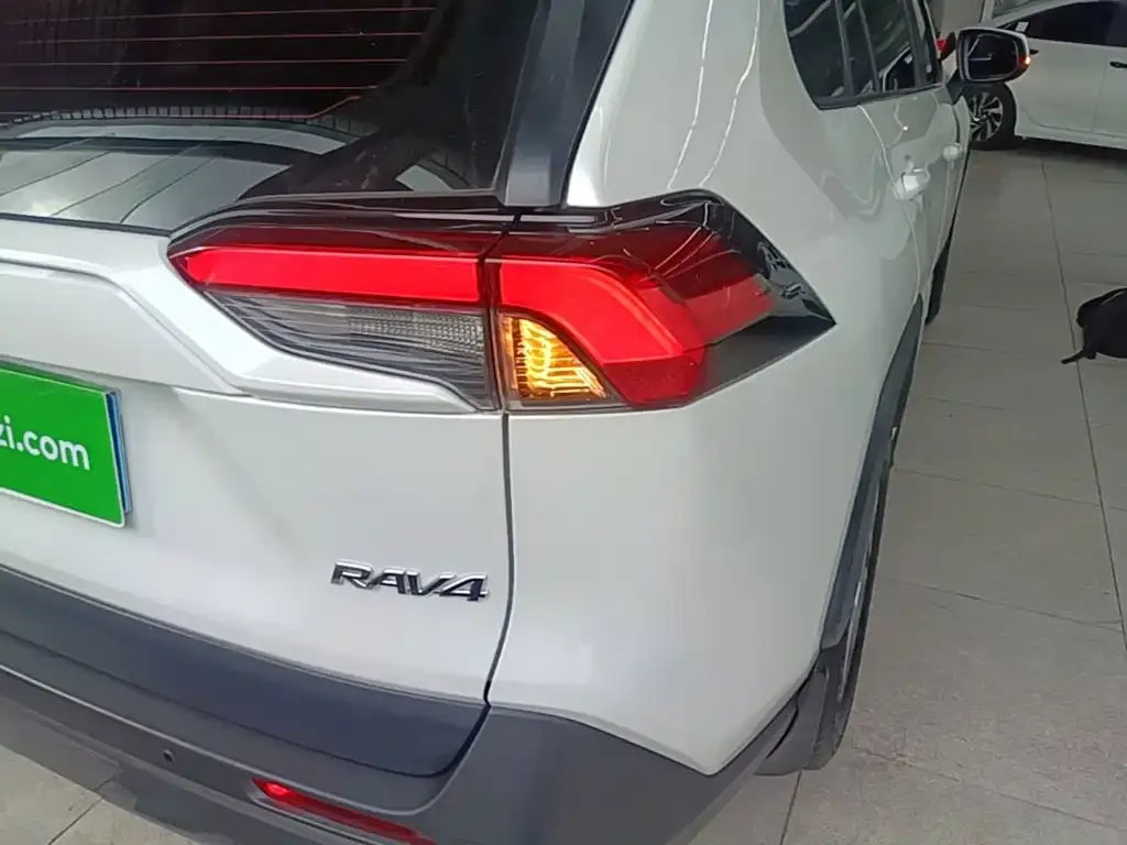 Toyota RAV4 — фото 6
