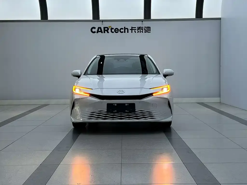 Toyota Camry — фото 2