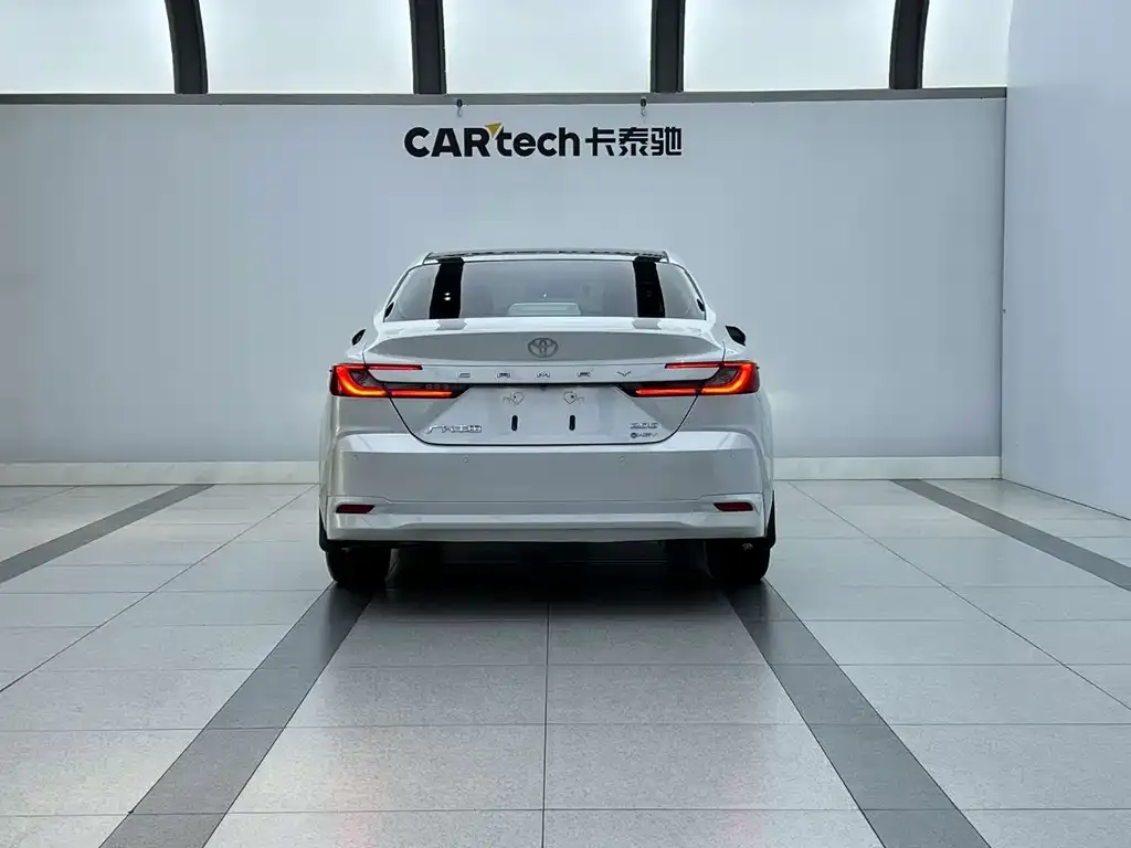 Toyota Camry — фото 6