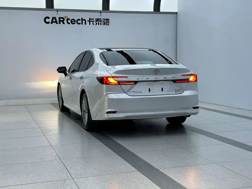 Toyota Camry — фото 5