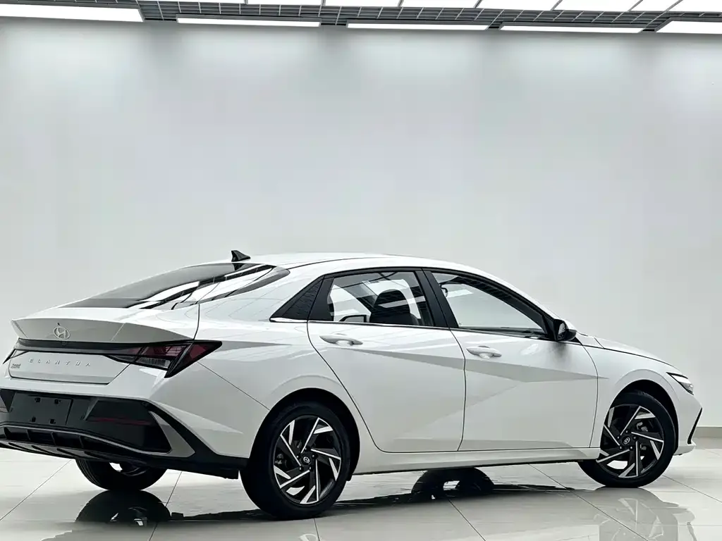 Hyundai Elantra — фото 2