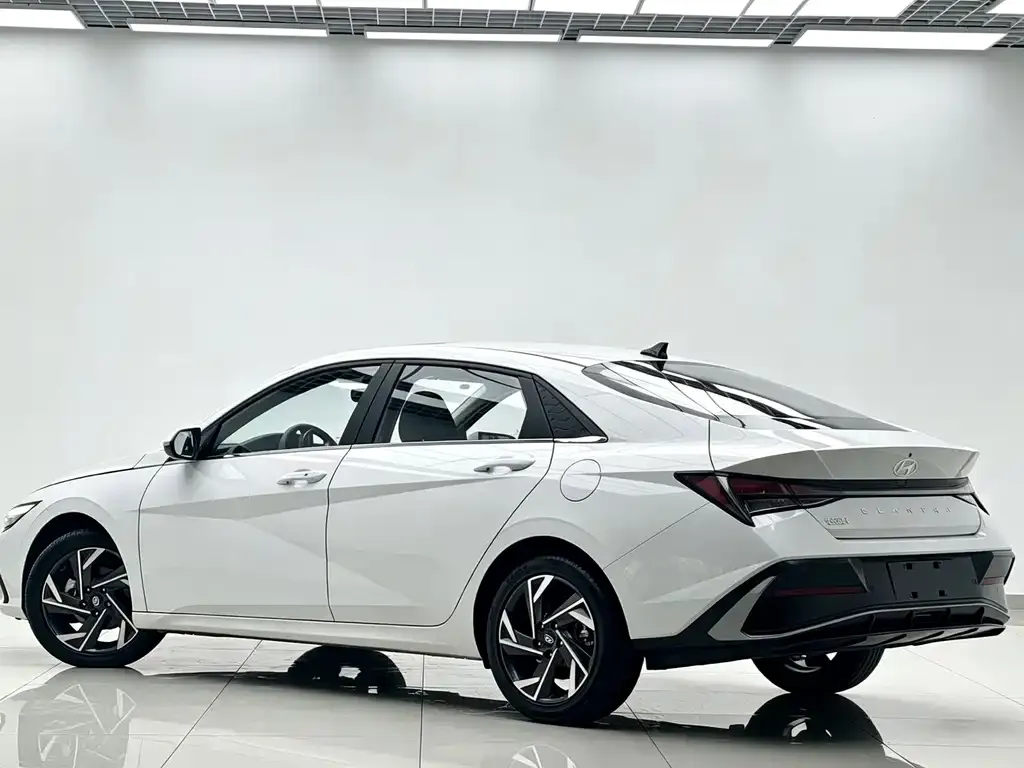 Hyundai Elantra — фото 10