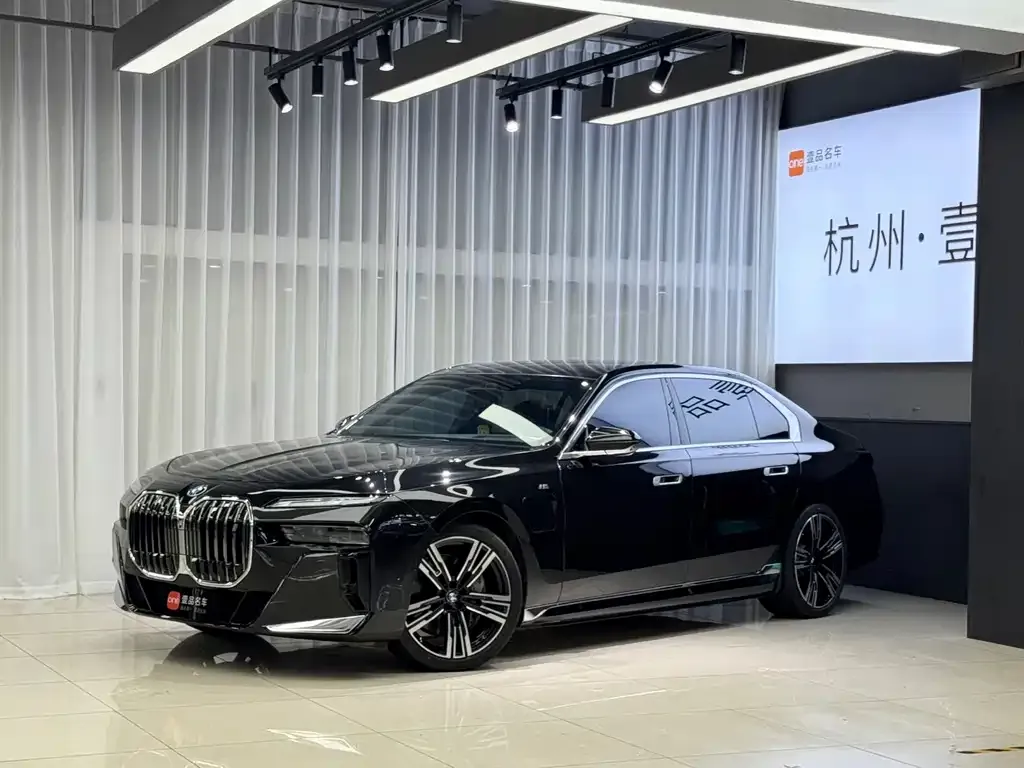 BMW i7 — фото 1