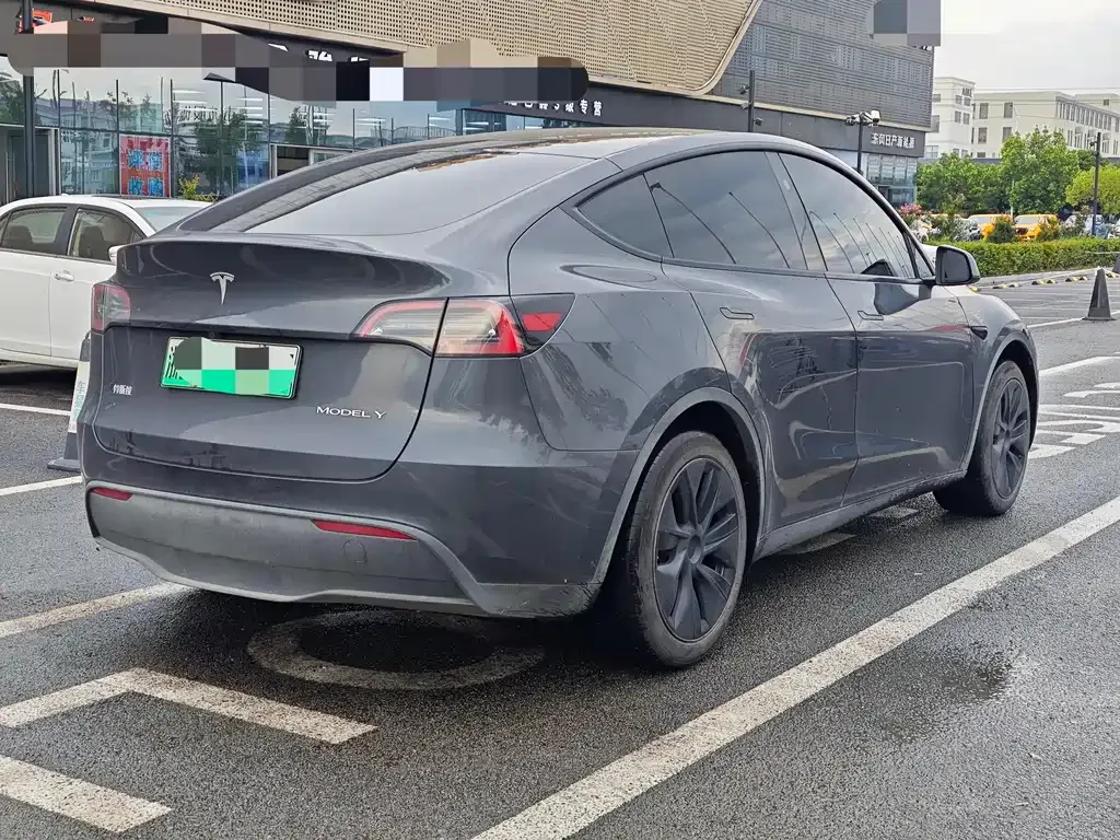 Tesla Model Y — фото 8