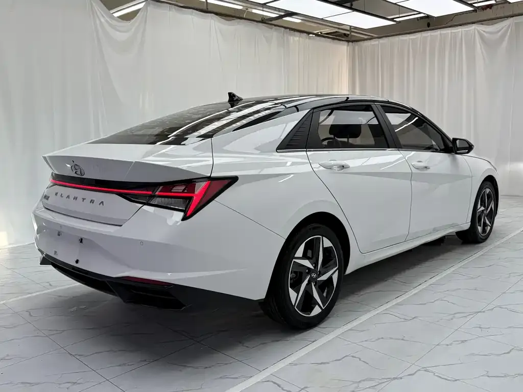 Hyundai Elantra — фото 3