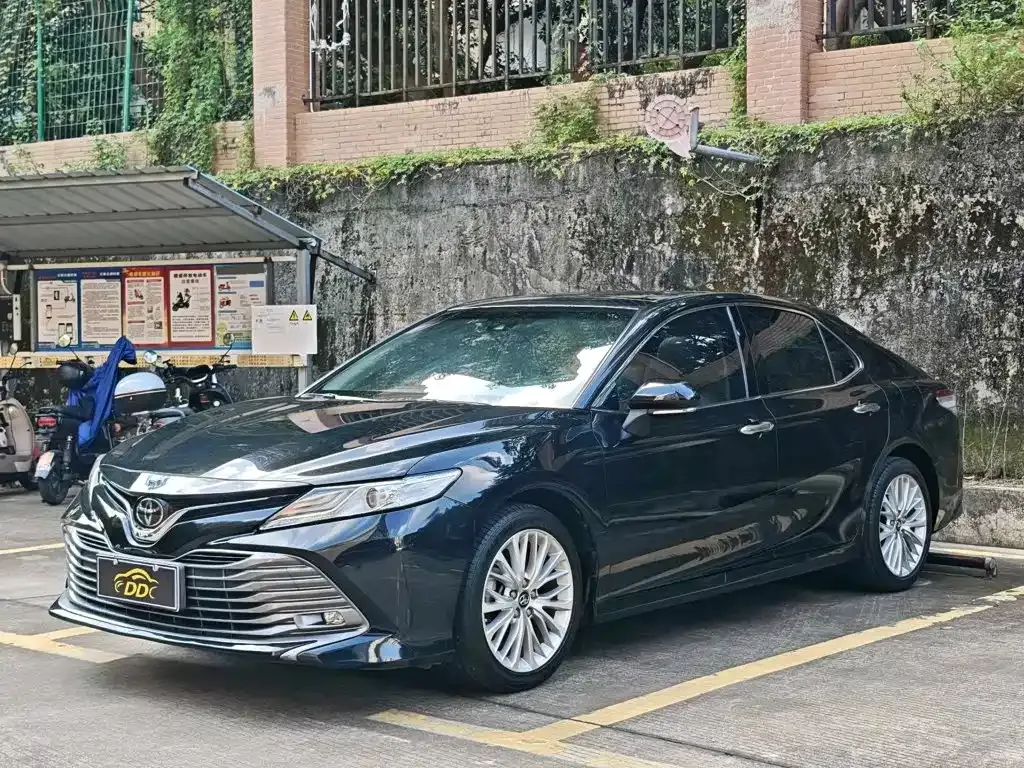 Toyota Camry — фото 1