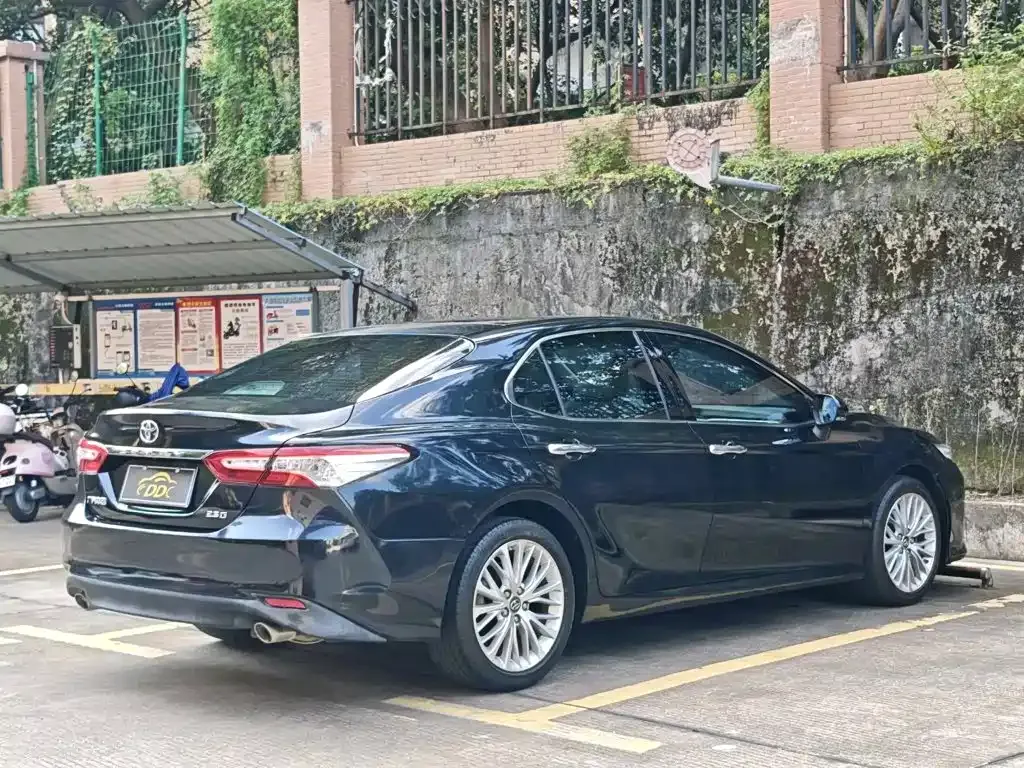 Toyota Camry — фото 5