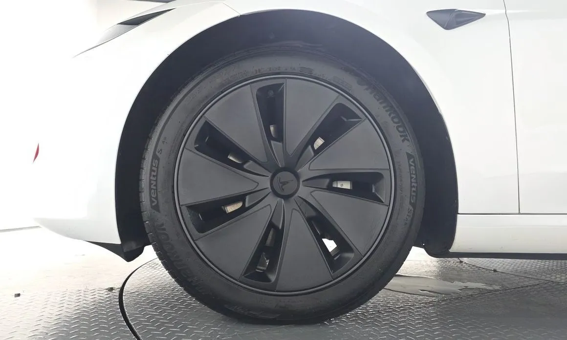 Tesla Model 3 — фото 10