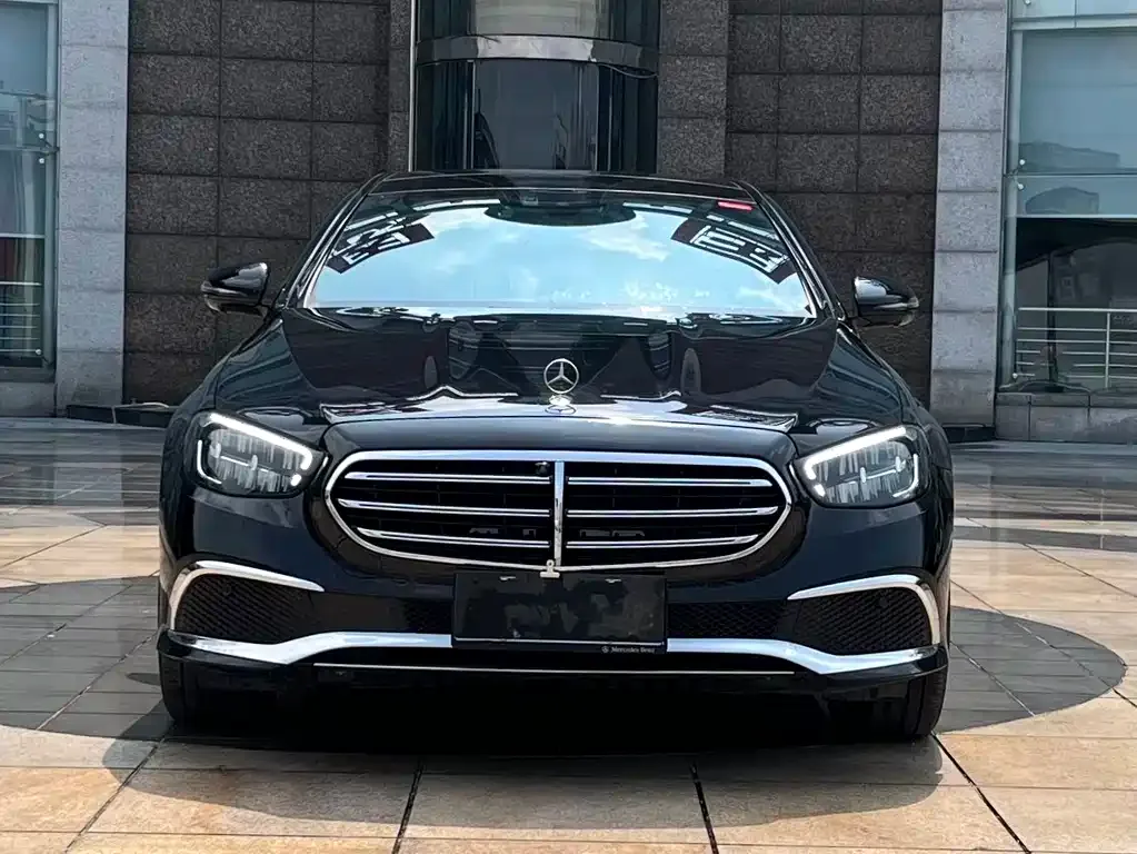 Mercedes-Benz E-Class — фото 1