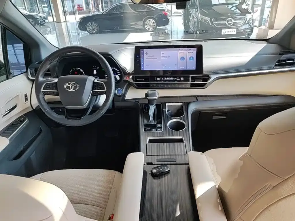 Toyota Granvia — фото 5