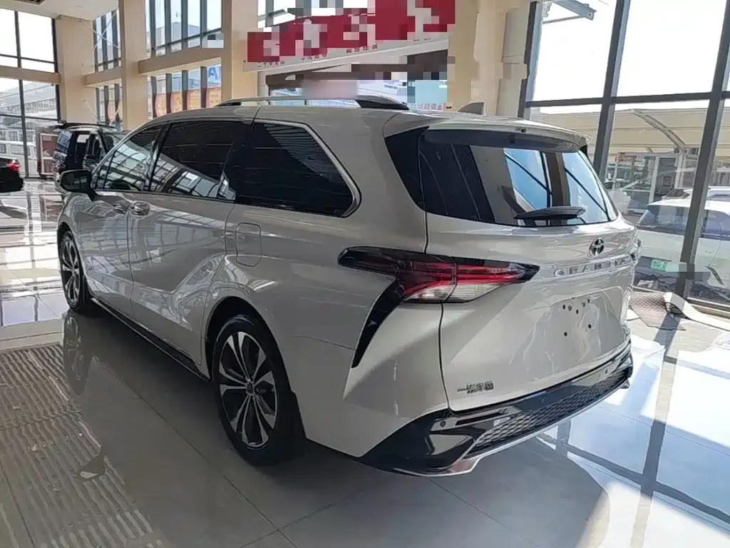 Toyota Granvia — фото 3