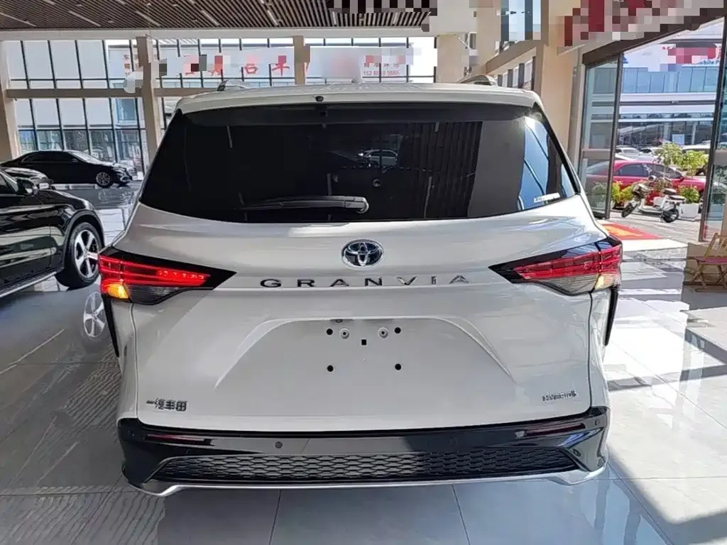 Toyota Granvia — фото 2
