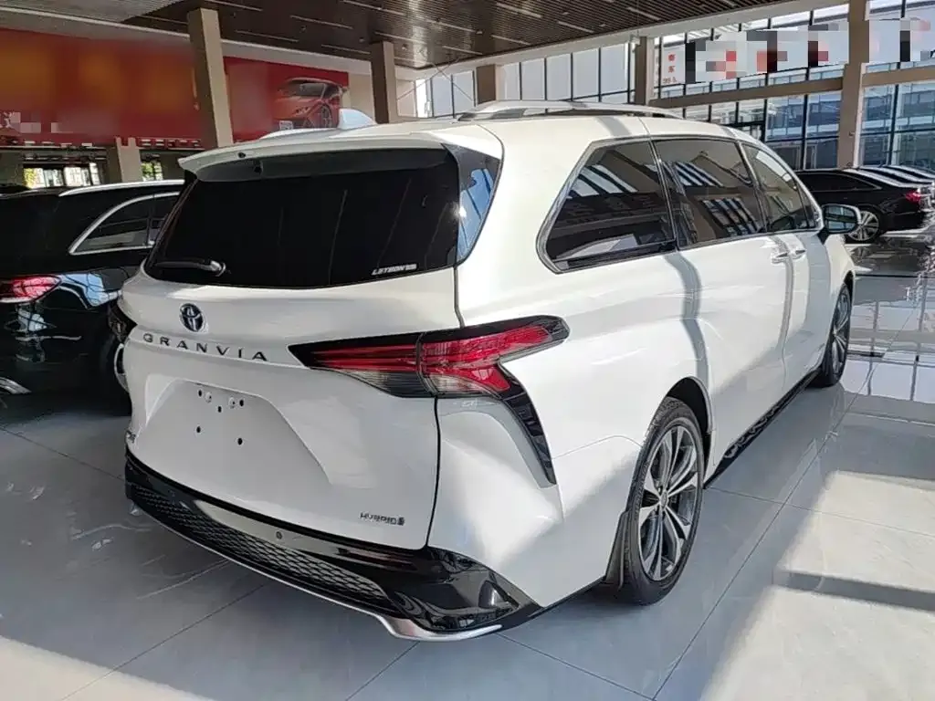 Toyota Granvia — фото 7