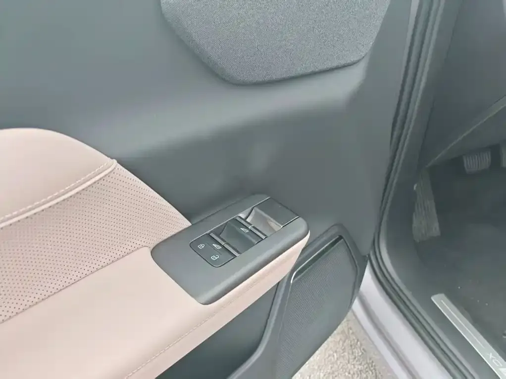 Volvo XC70 Plug-in Hybrid — фото 5