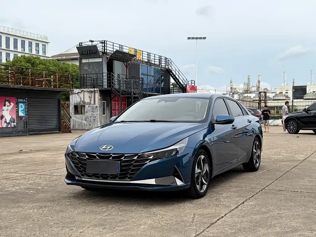 Hyundai Elantra — фото 1