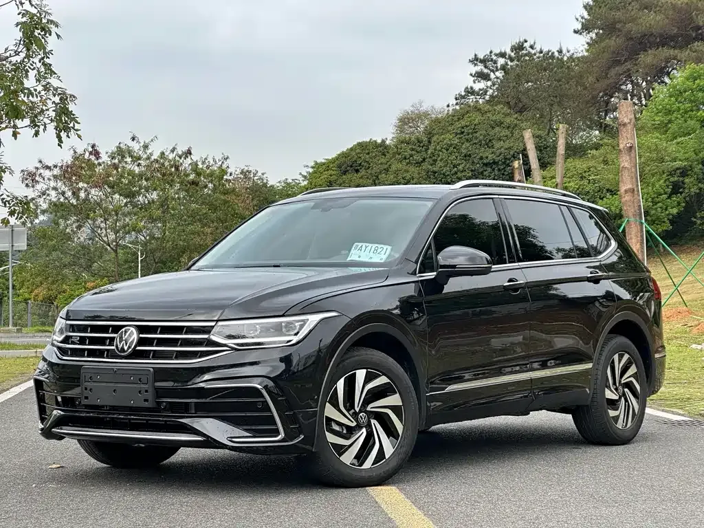 Volkswagen Tiguan L — фото 1