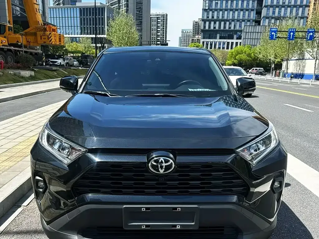 Toyota RAV4 — фото 1