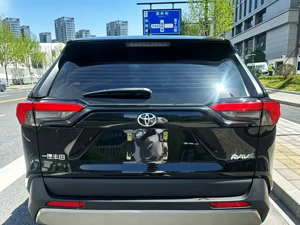 Toyota RAV4 — фото 5