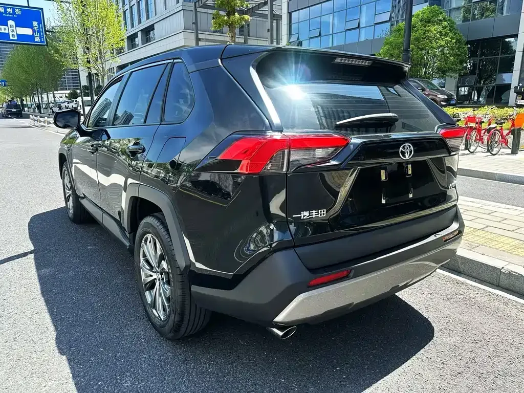 Toyota RAV4 — фото 8