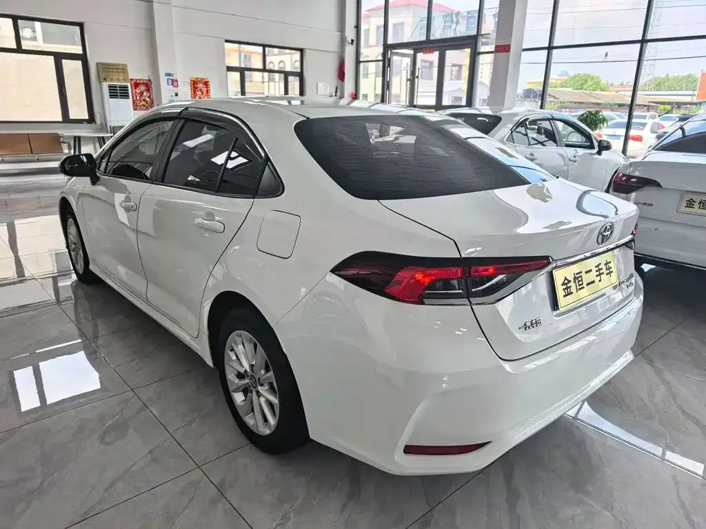 Toyota Corolla — фото 5