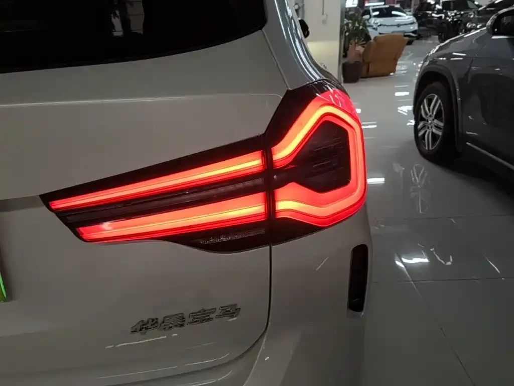 BMW iX3 — фото 2