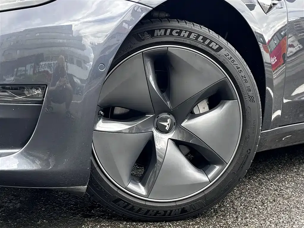 Tesla Model 3 — фото 4