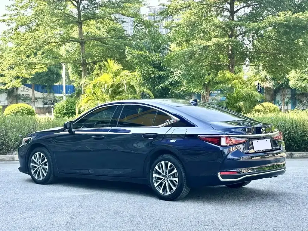 Lexus ES — фото 10